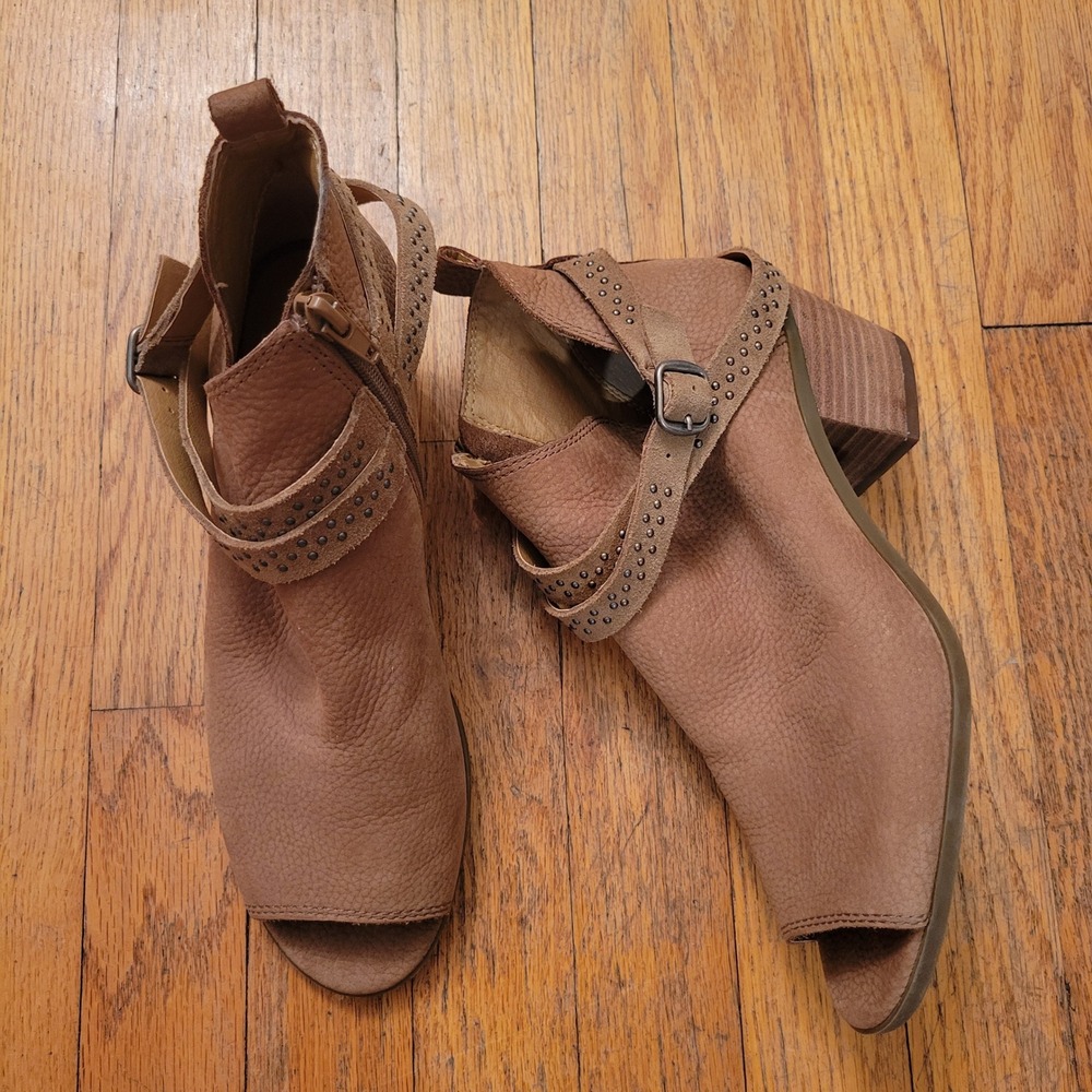 Lucky Brand 8.5 Peep Toe Bootie Tan‎ Studded Leather Wrap Strap BRAXLEY Boho